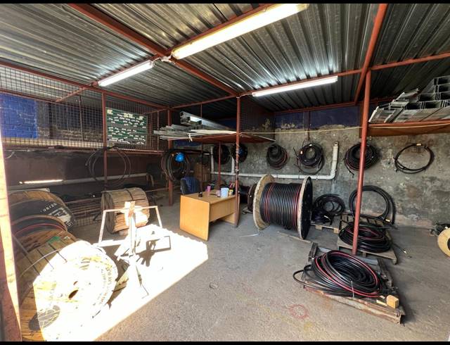 1,300M² WAREHOUSE TO LET IN FERNDALE